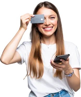 Девушка с банковской картой и телефоном в руках